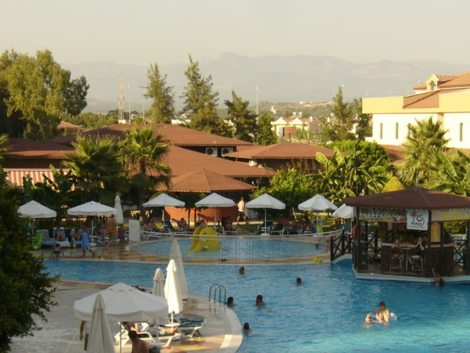 Pool in der Mitte des Hotels   Grand Seker Hotel