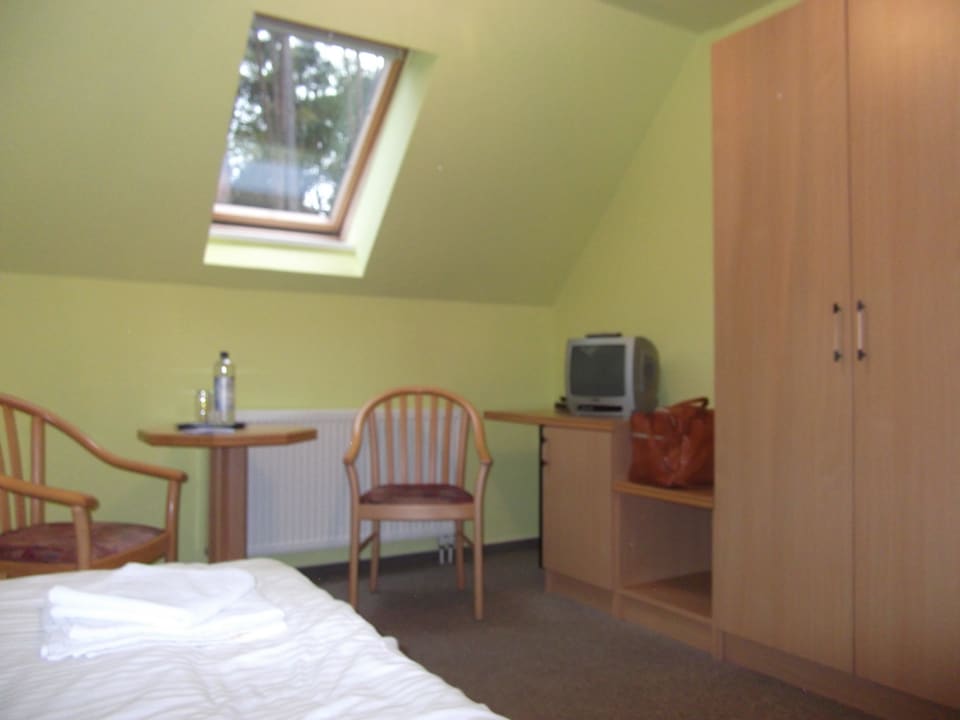 Die Zimmer sind geräumig. einfach aber sauber. Haus Waldesruh