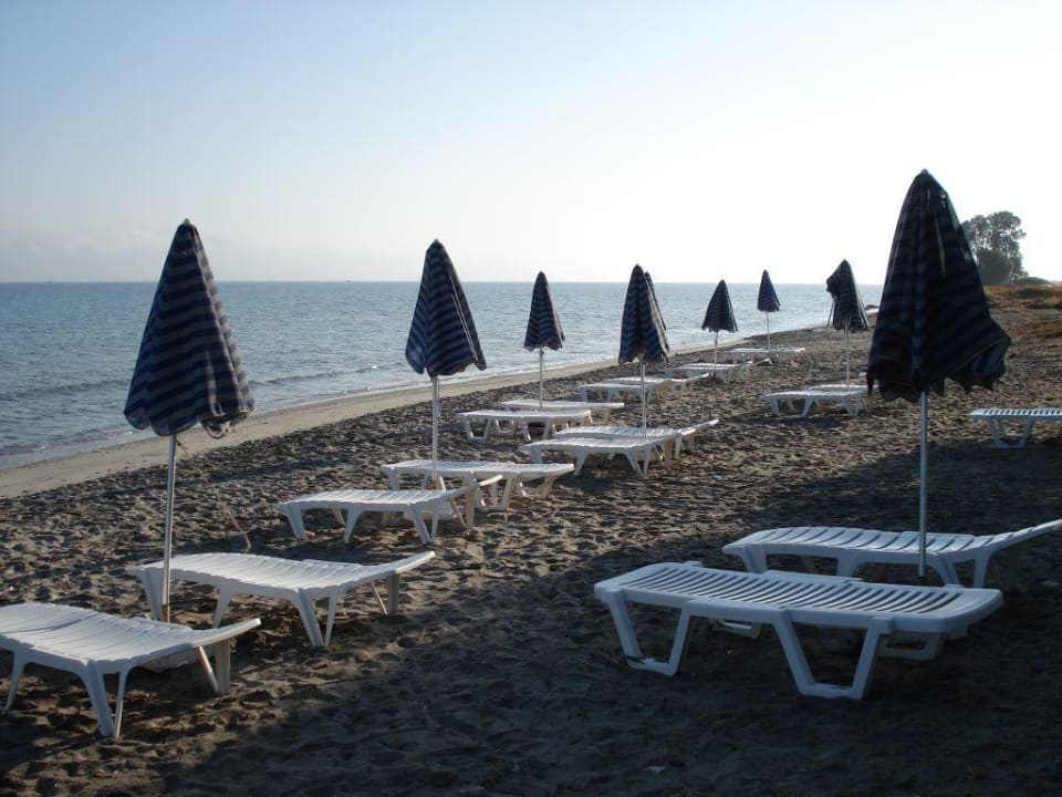Strand vom Hotel am frühen Morgen Costa Angela Seaside Resort
