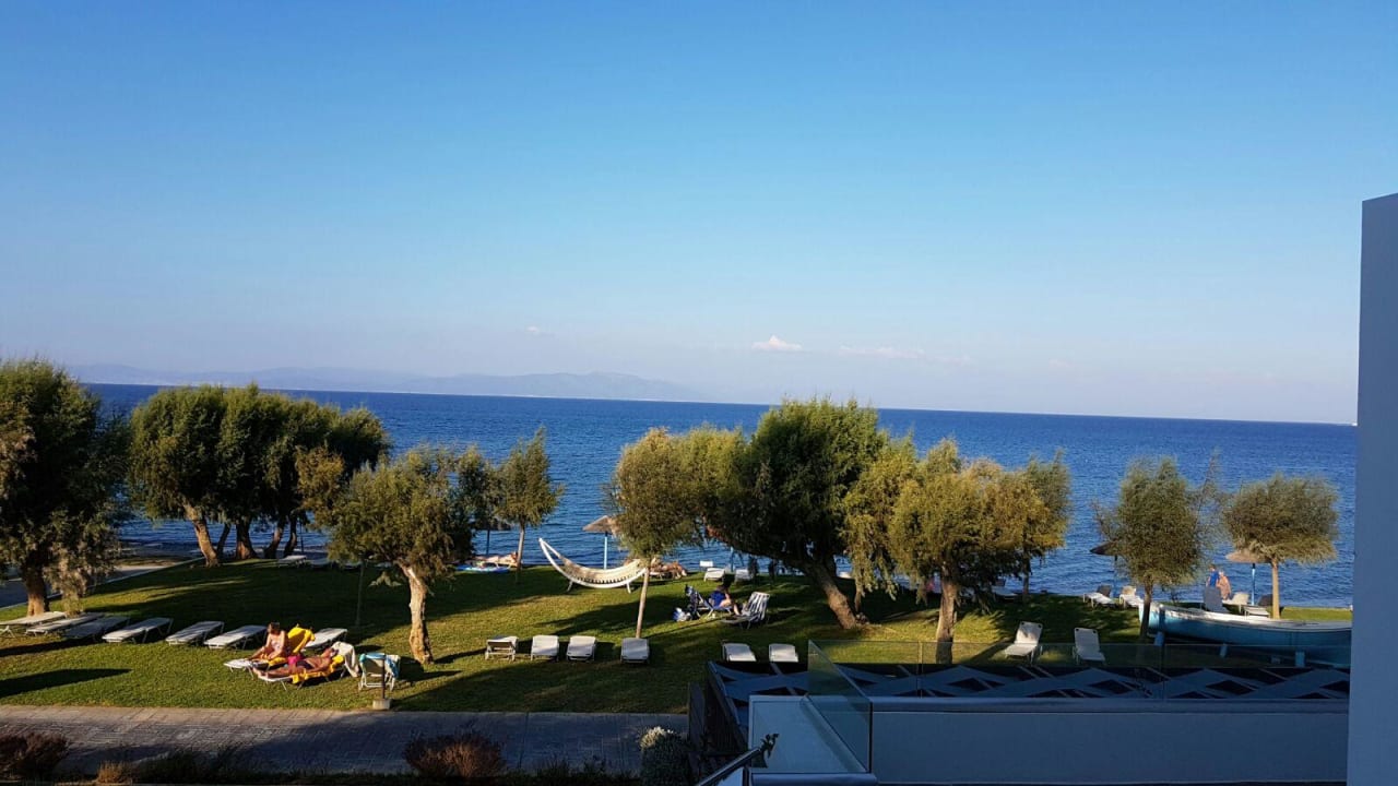 Ausblick vom Zimmer zum Strand TUI BLUE Oceanis Beach and Spa Resort