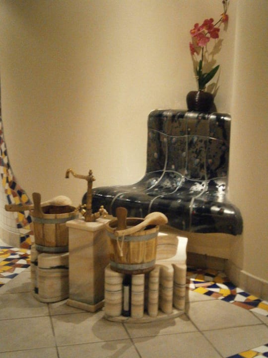 Fußbadstation im Wellnessbereich Alpina Alpendorf