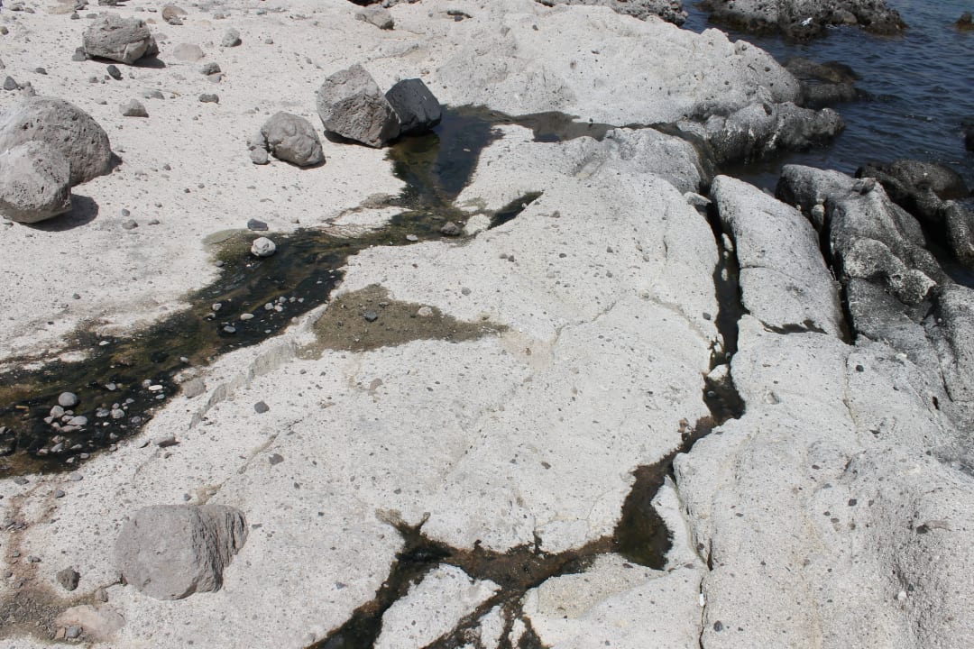 Gülle fließt ins Wasser rechts vom Hotelstrand Alkoclar Exclusive Alacati