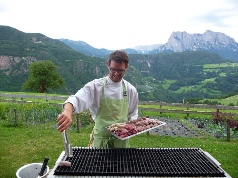 Der Küchenchef beim Grillen Hotel-Chalet Pennhof
