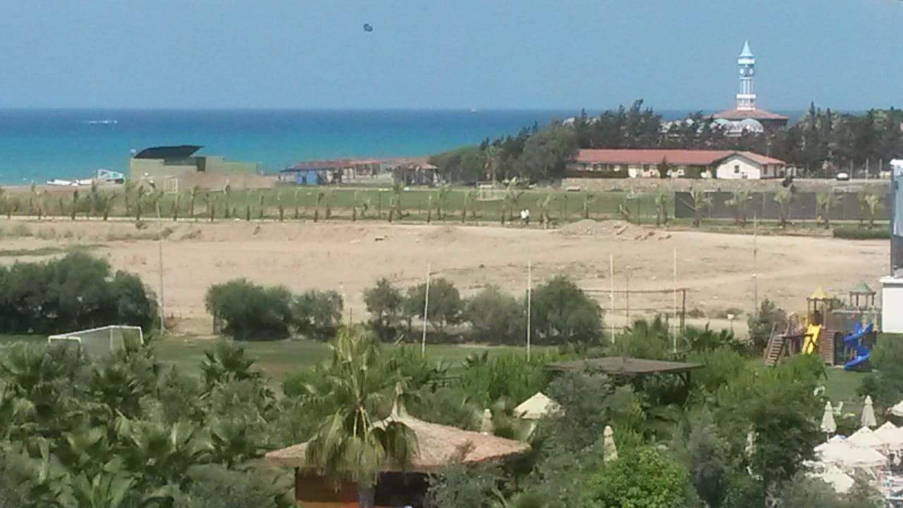 Ausblick aus dem Zimmer -> Volleyball?? Seaden Sea World Resort & Spa