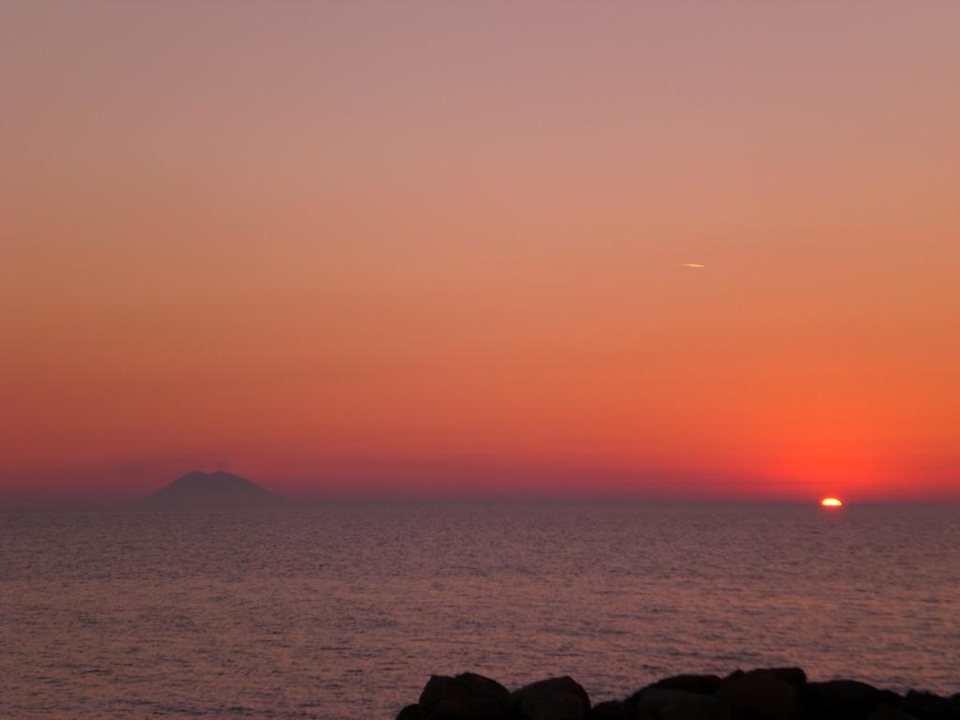 Sonnenuntergang mit Stromboli Villaggio Torre Ruffa Robinson
