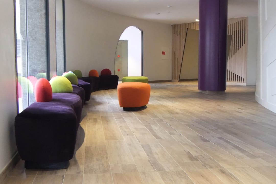 Lobby California Apartments