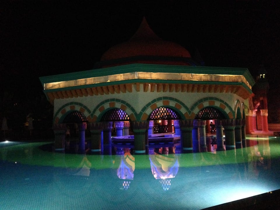 In der Kuppel befindet sich eine Bar  Kamelya Aishen Club