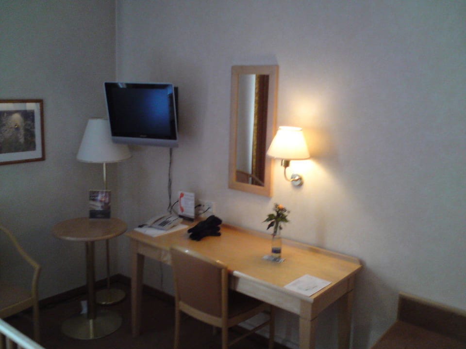 Schreibtisch mit Telefon und Flat-TV Hotel Thalmair