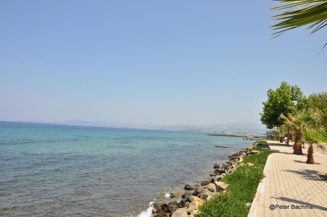 Teil der Strandpromenade Hotel Cidihan
