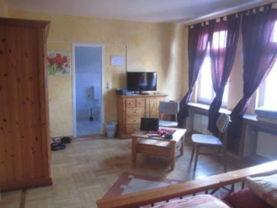 Sitzplatz, Kommode, TV Gästehaus Rita's