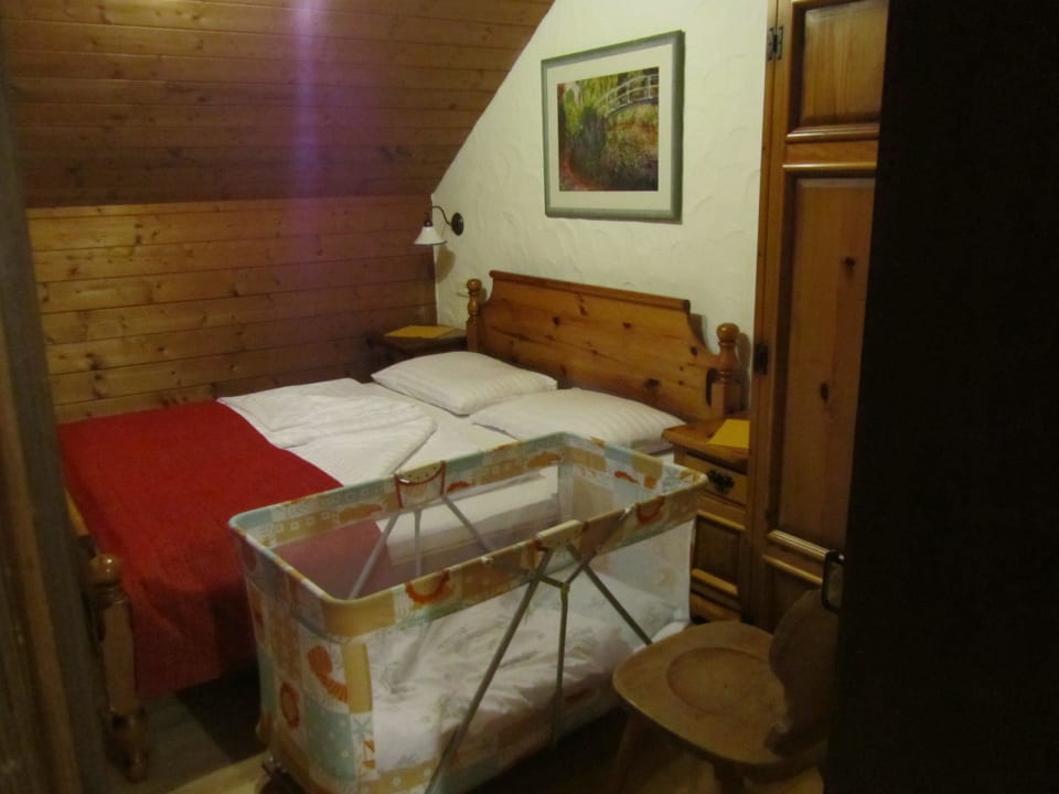 Schlafzimmer klein und gemütlich Naturel Hoteldorf Schönleitn