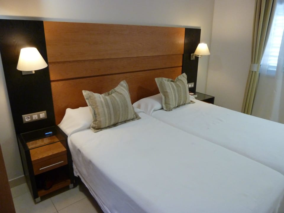 Schlafraum HL Miraflor Suites Hotel