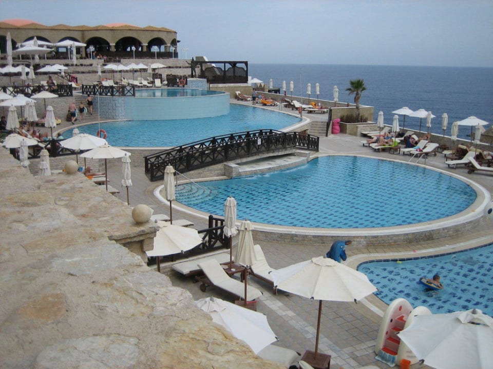 Pool an der Aphrodite Bar Hotel Kalithea Horizon Royal