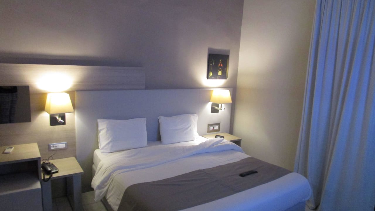 Durchgängige Matratze und eine große Decke Acharavi Beach Hotel