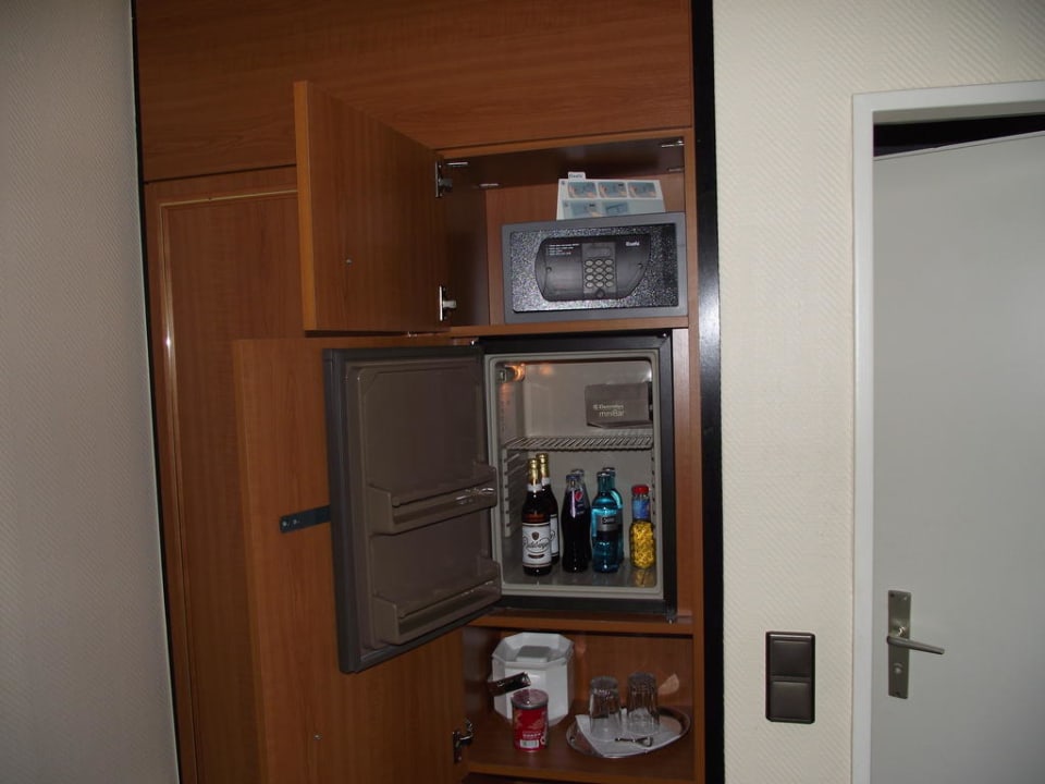 Kühlschrank und Tresor Leonardo Hotel Hannover Airport