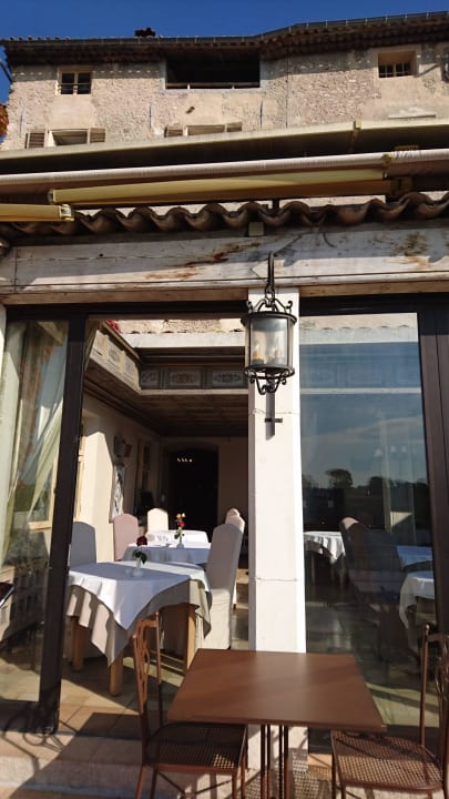 Frühstück bei Sonne ohne "Dach" Hotel Chateau Le Cagnard