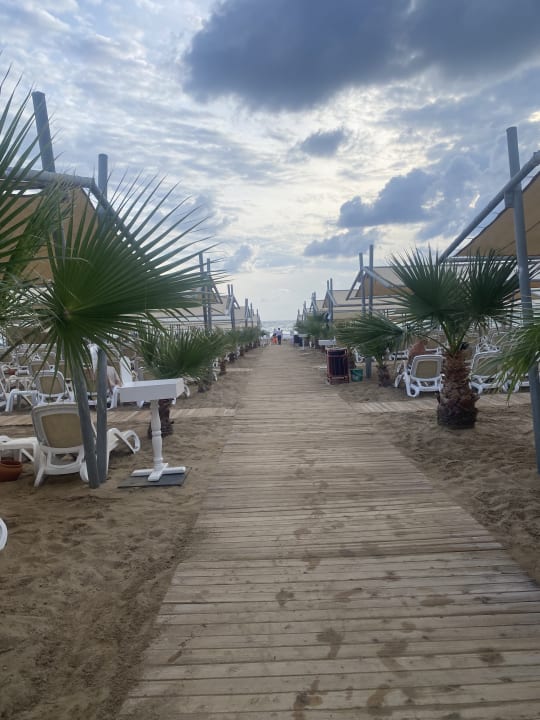 Strand Royal Taj Mahal Hotel