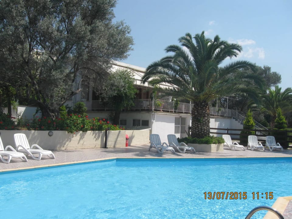 Pool direkt am Restaurantterrasse Hotel Petit Village