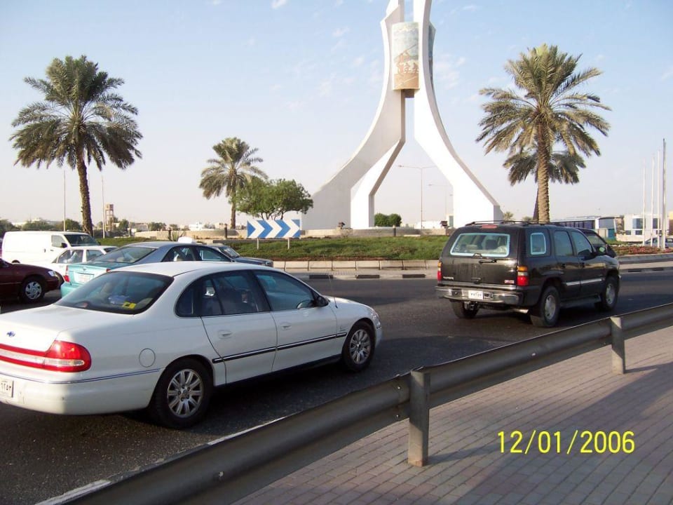 Straße vor Hotel mit Kreisverkehr und Denkmal Hotel Wyndham Grand Regency Doha