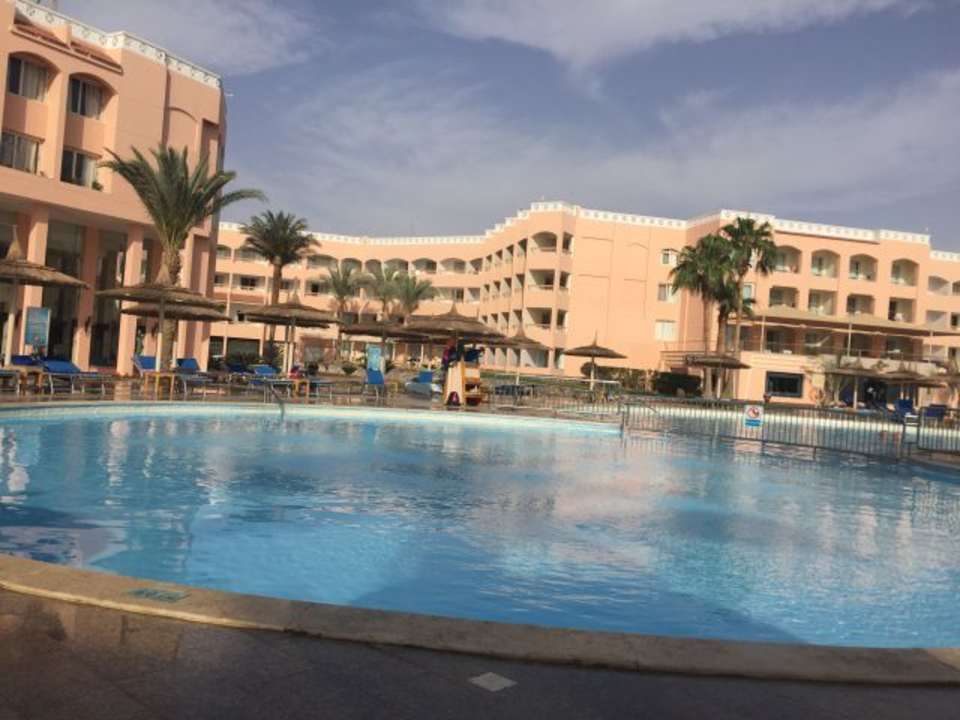 Schöner beheizter Pool Beach Albatros Resort