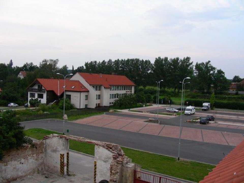 Blick von Hotelzimmer zu Parkplatz über Hotelhof Hotel Antoň