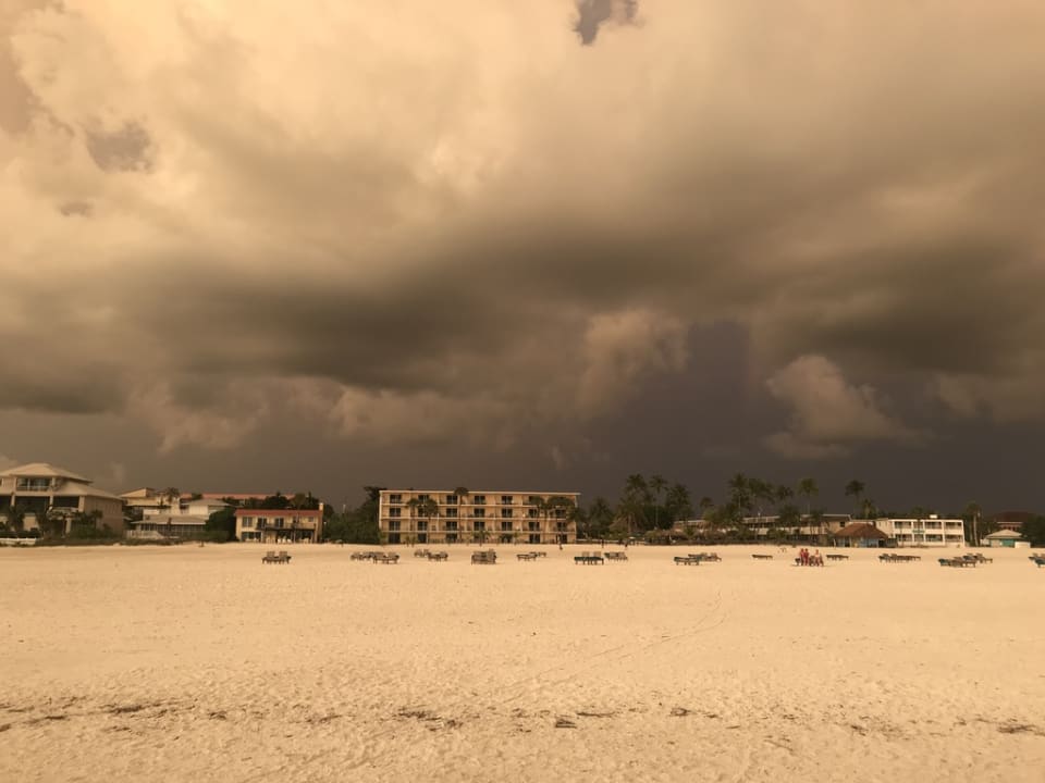 Außenansicht Hotel Outrigger Beach Resort