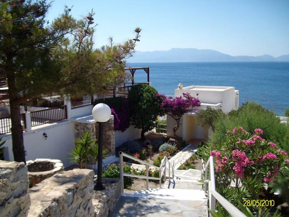 Gartenweg von oben zum Meer Dimitra Beach Hotel & Suites