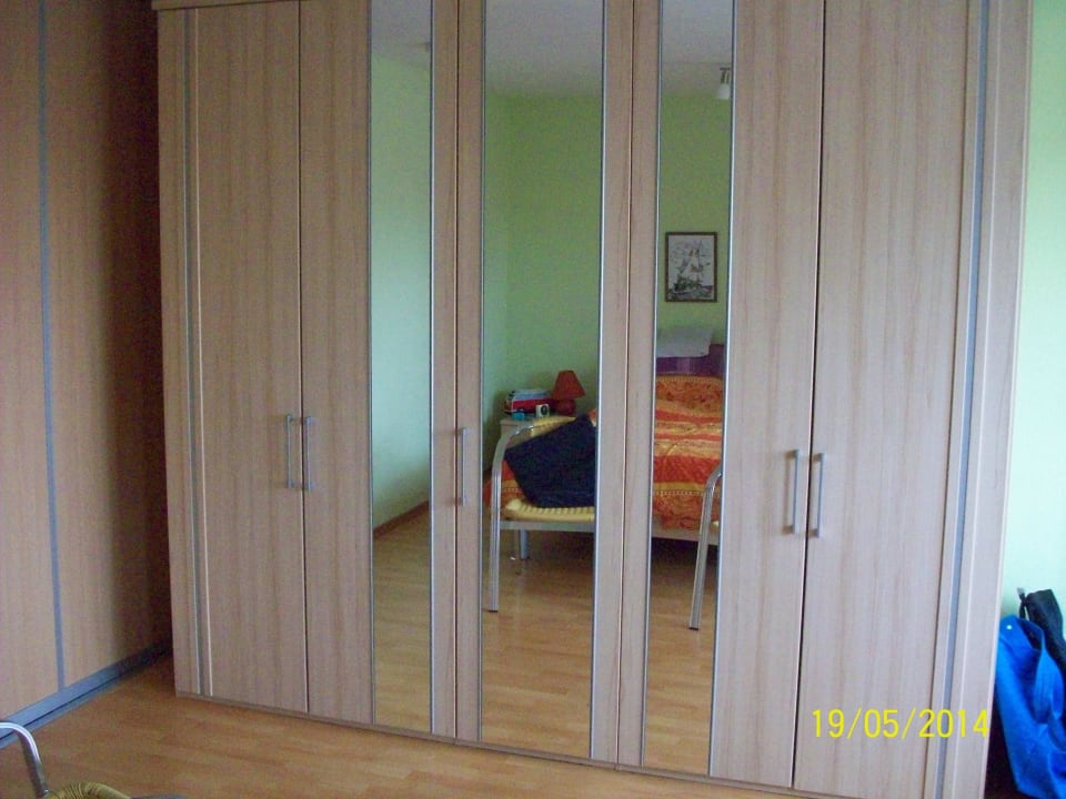 Großer Schrank,da passt was rein ! Ferienwohnung Wichelmann