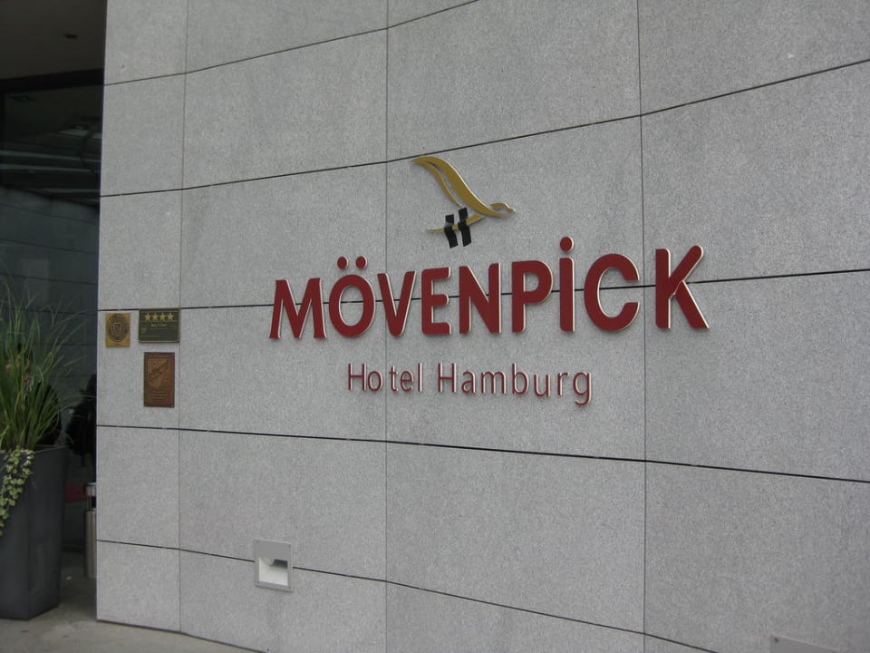 Leicht defektes Logo Mövenpick Hotel Hamburg