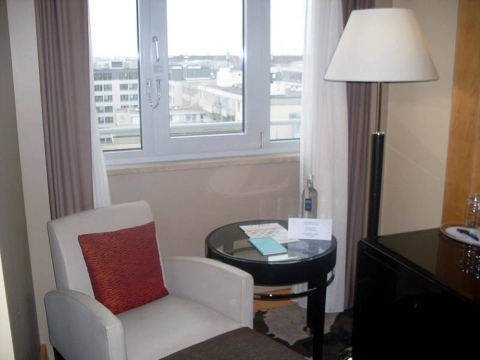 Sessel mit Tisch Hotel Le Méridien München