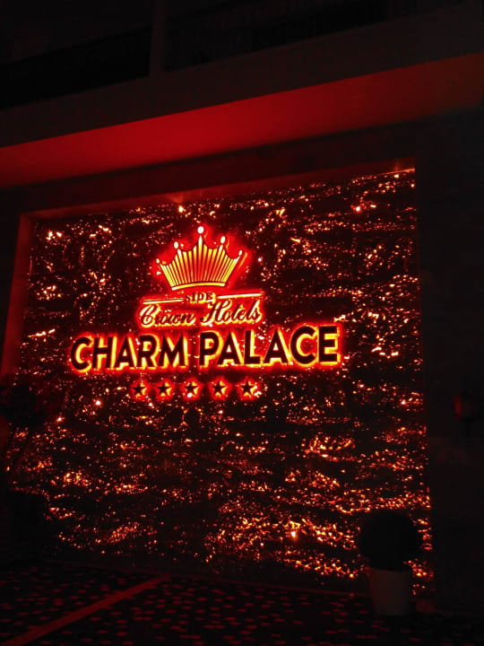 Eingang am Abend Well Palace Side