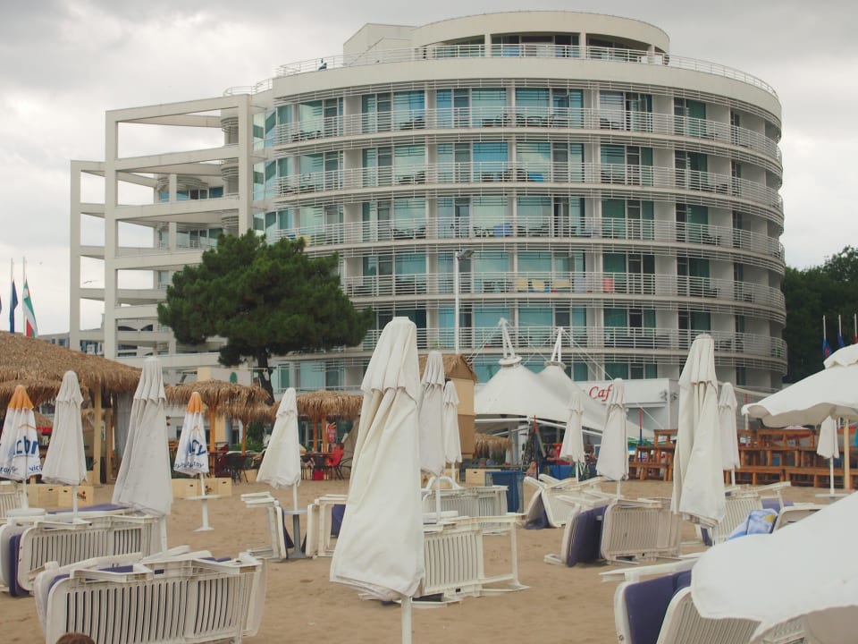 Sicht vom Strand auf das Hotel Effect Grand Victoria Hotel