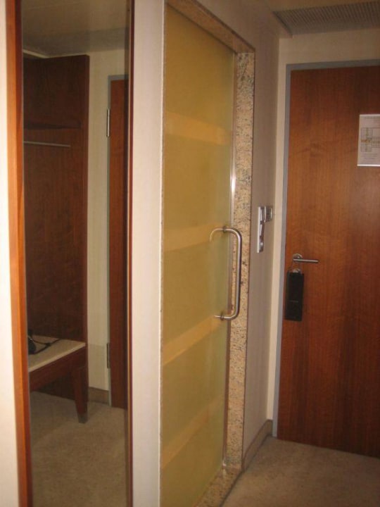 Der Zimmereingang und Badezimmer Tür links Wyndham Wroclaw Old Town