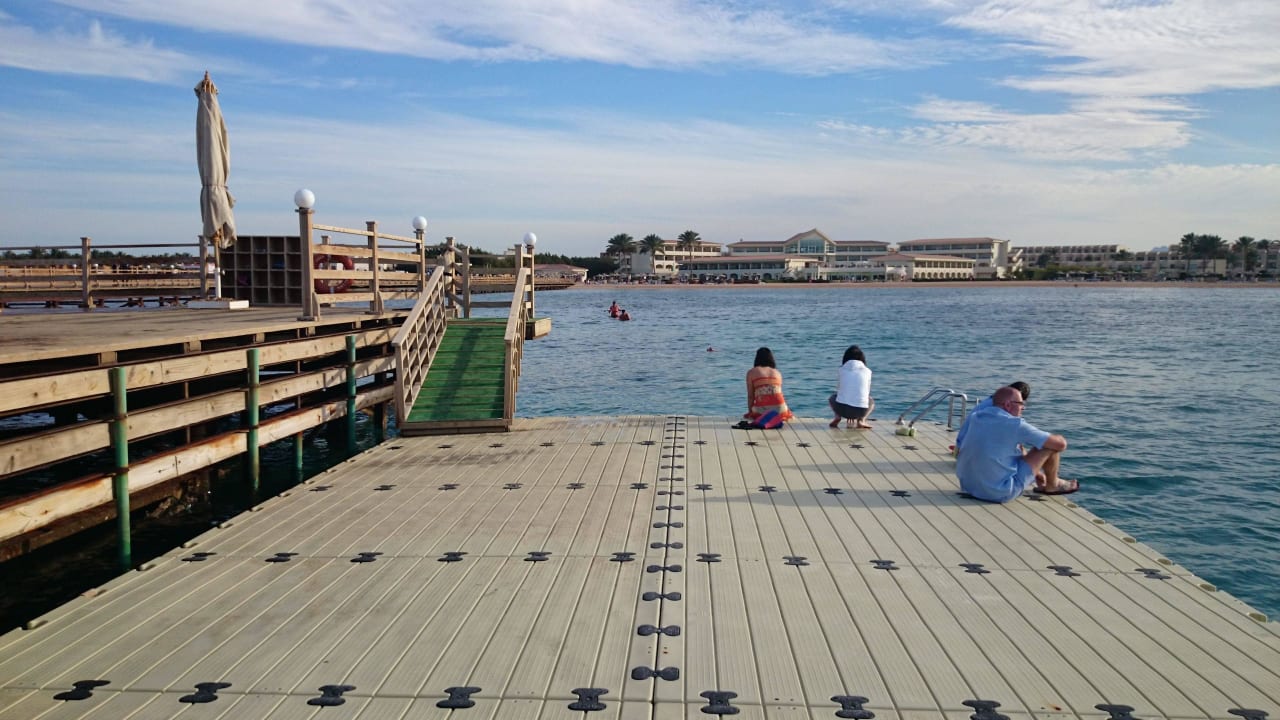 Plattform am Ende des Stegs: Einstieg Hausriff Cleopatra Luxury Resort Makadi Bay