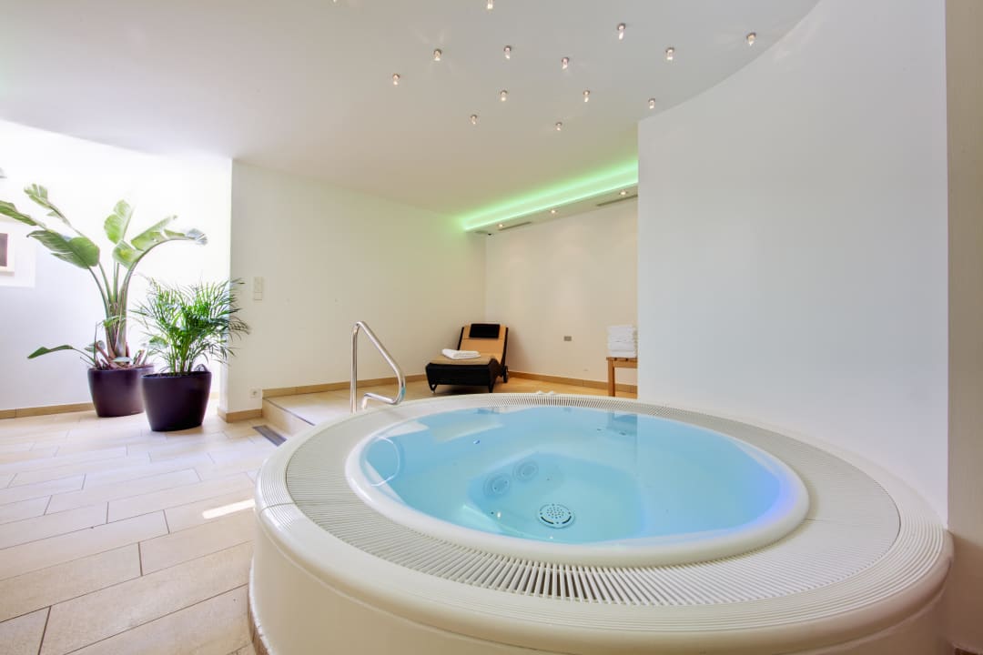 Whirlpool 36° Hotel Gartenresidence Zea Curtis