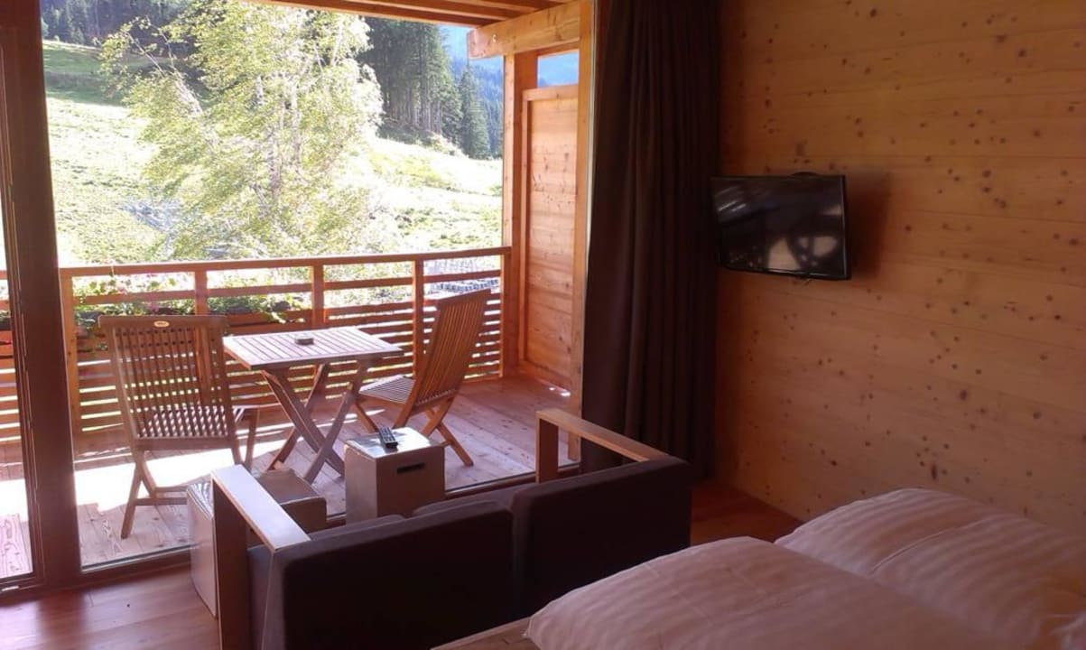 Schöne Sitzgelegenheit Holzhotel Forsthofalm