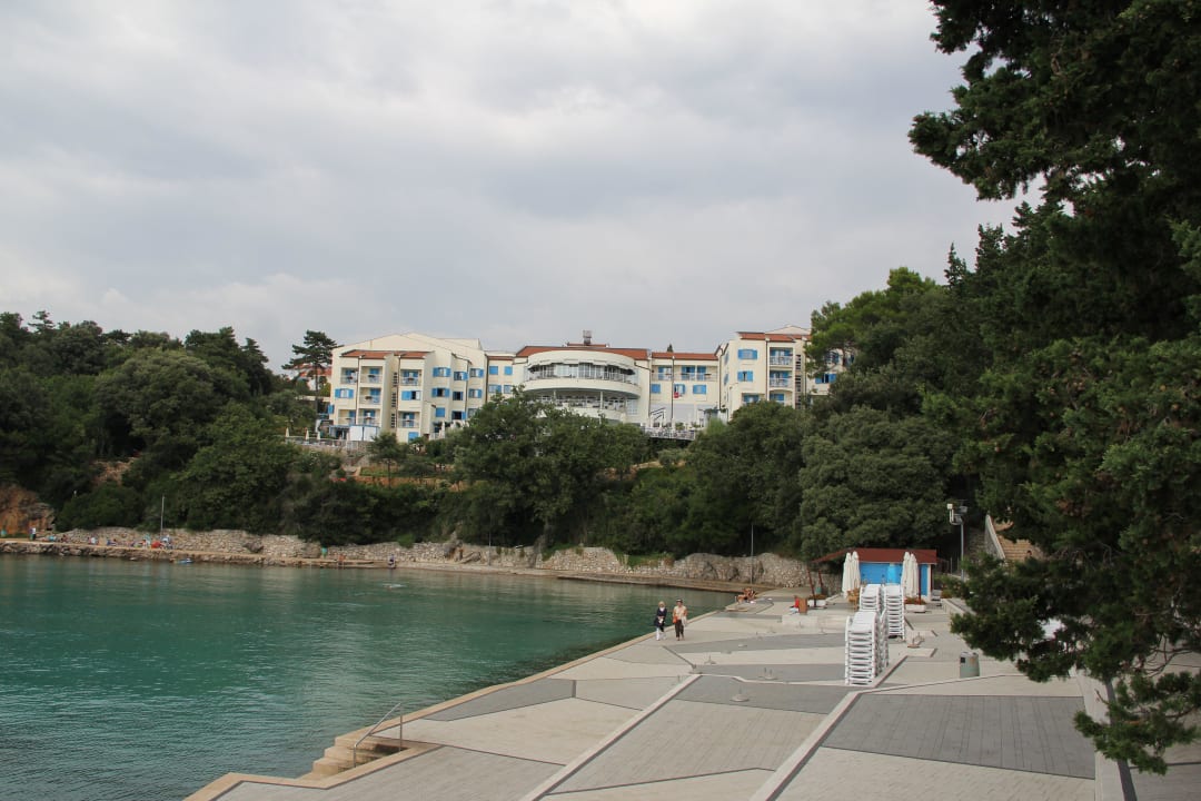 Uferpromenade am Hotelstrand Sunny Krk by Valamar