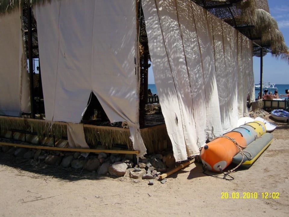 Zerissener Windschutz Lotus Bay Beach Resort