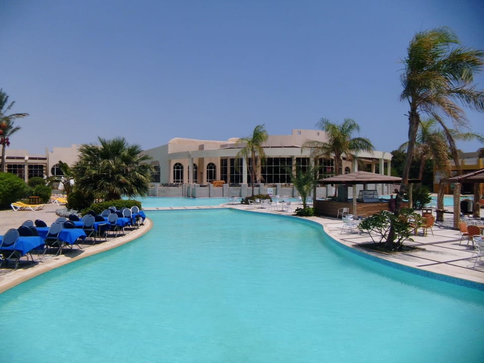 Bazén uprostřed s barem Prima Life Makadi Resort