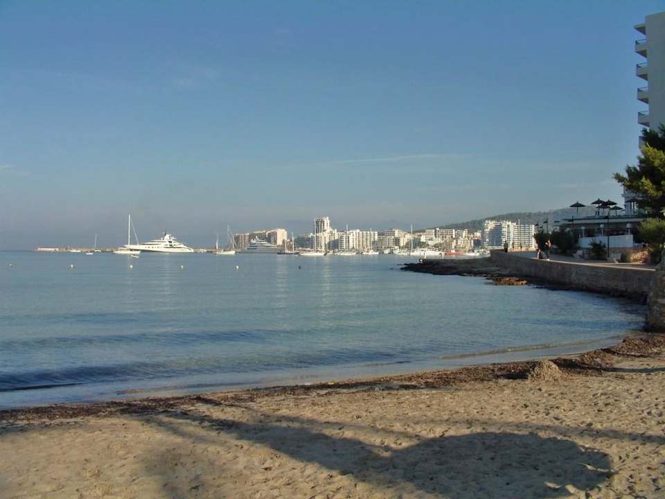 Blick vom Strand auf das Zentrum Hotel Osiris