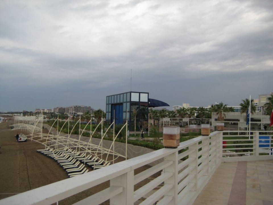 Blick über die Anlage mit Strand Susesi Luxury Resort