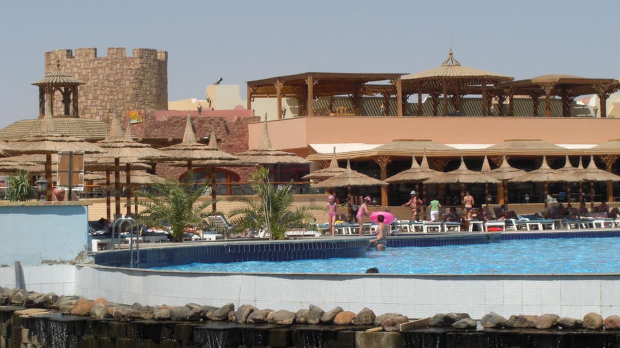 Pool mit Blick zur Sunset Bar und zum Castello Pickalbatros Dana Beach Resort - Hurghada