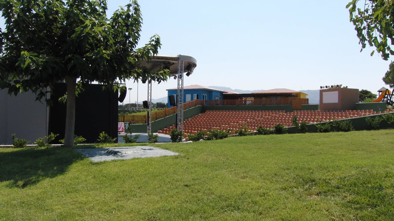 Durch die Hotelanlage Atlantica Marmari Palace