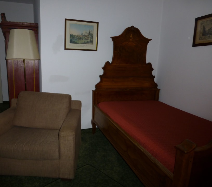 Die "Suite" mit Uraltmöbel Altstadthotel Molitor