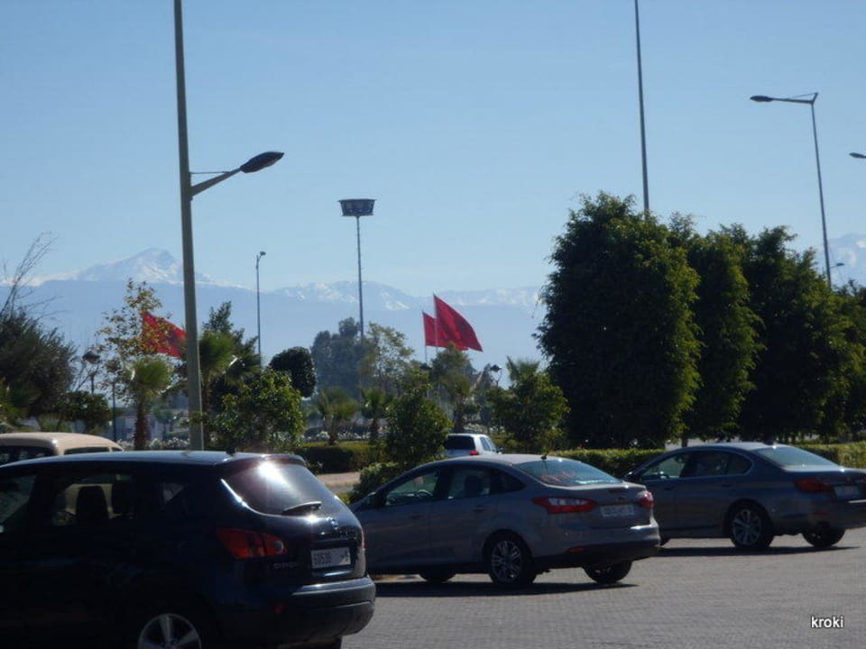 P und Taxi vor Eingang mit Blick zum Atlas Hotel Kenzi Club Agdal Medina