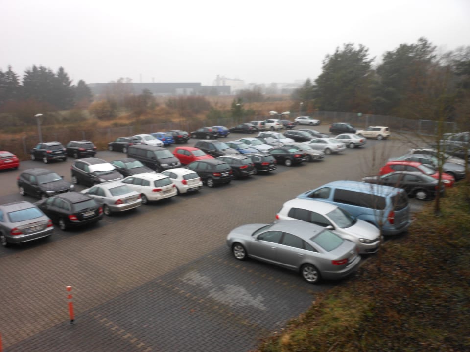 Zimmer 110 - Hoteleigener Parkplatz Holiday Inn Express Frankfurt - Airport