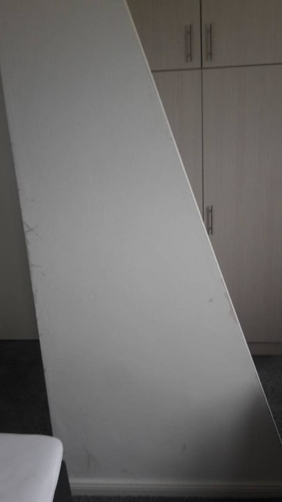 Pfeiler abgeschrammt,etwas neue Farbe täte nötig. Hotel Steinberger-Hof