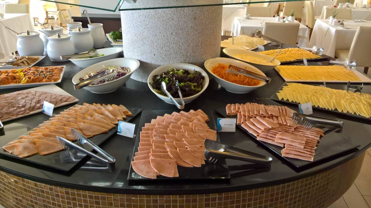 Auswahl an Speisen am Buffet SENTIDO Port Royal Villas & Spa