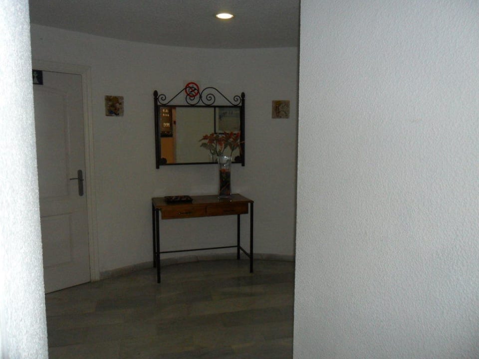 Zu den Toiletten vor dem Restaurant HOVIMA Santa Maria