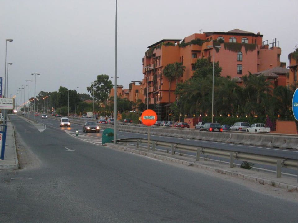 Hotelansicht von der anderen Seite der N-340 BlueBay Estepona Beach